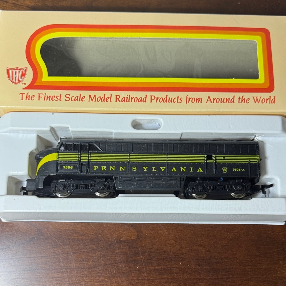 IHC Pennsylvania HO Scale Diesel Locomotive Model Train Engine (New)
